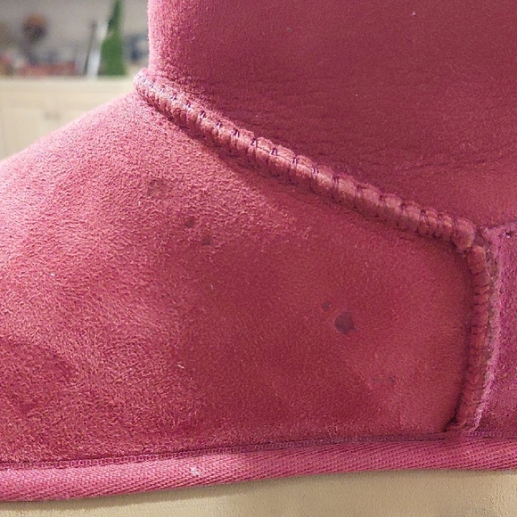 "UGG"Womans Sz.8 Low Bailey Bow Fuchsia Suede Boots .Has a few spots(pictured) - Picture 6 of 13
